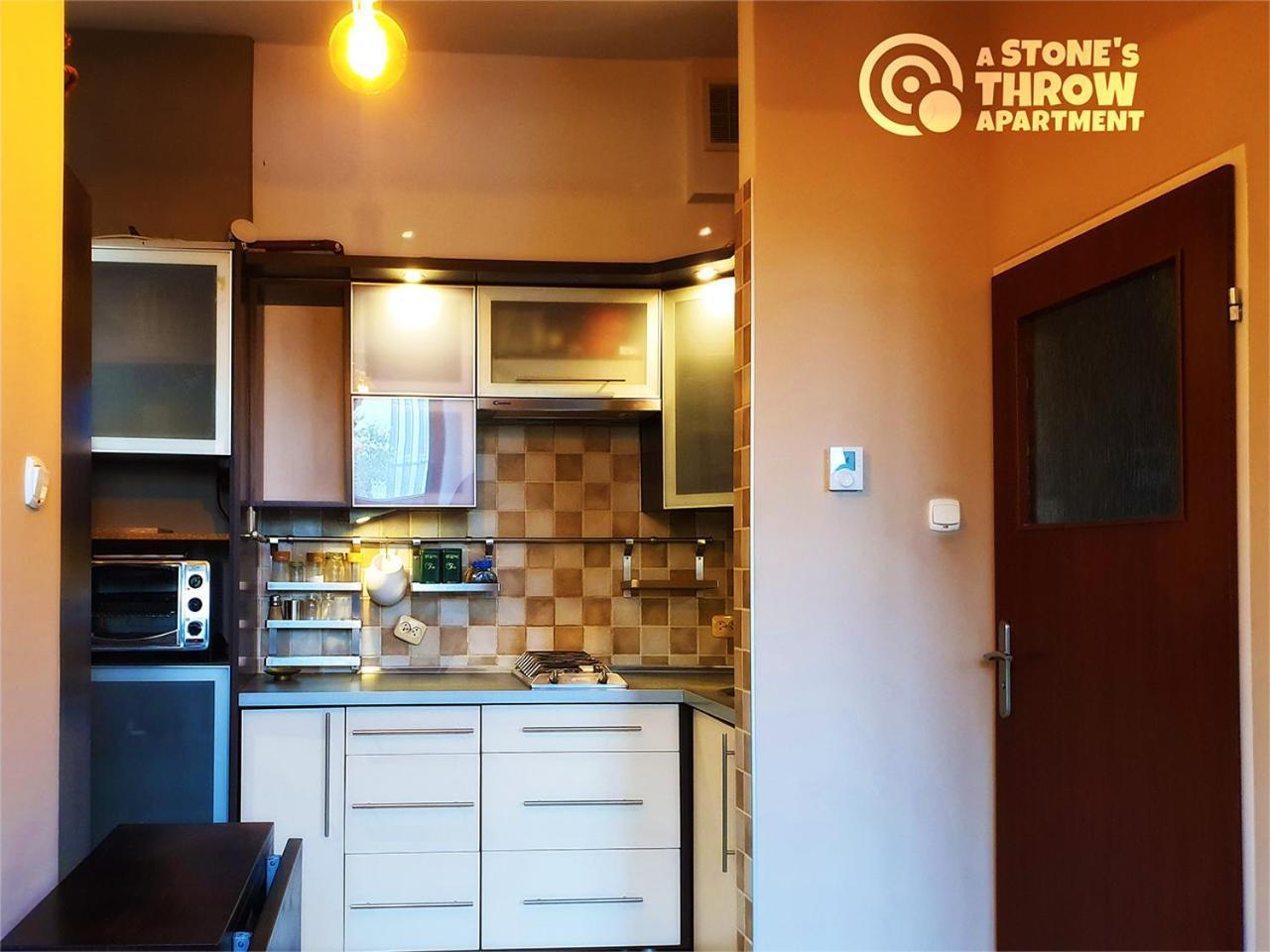 A Stone'S Throw Apartment Краков Экстерьер фото